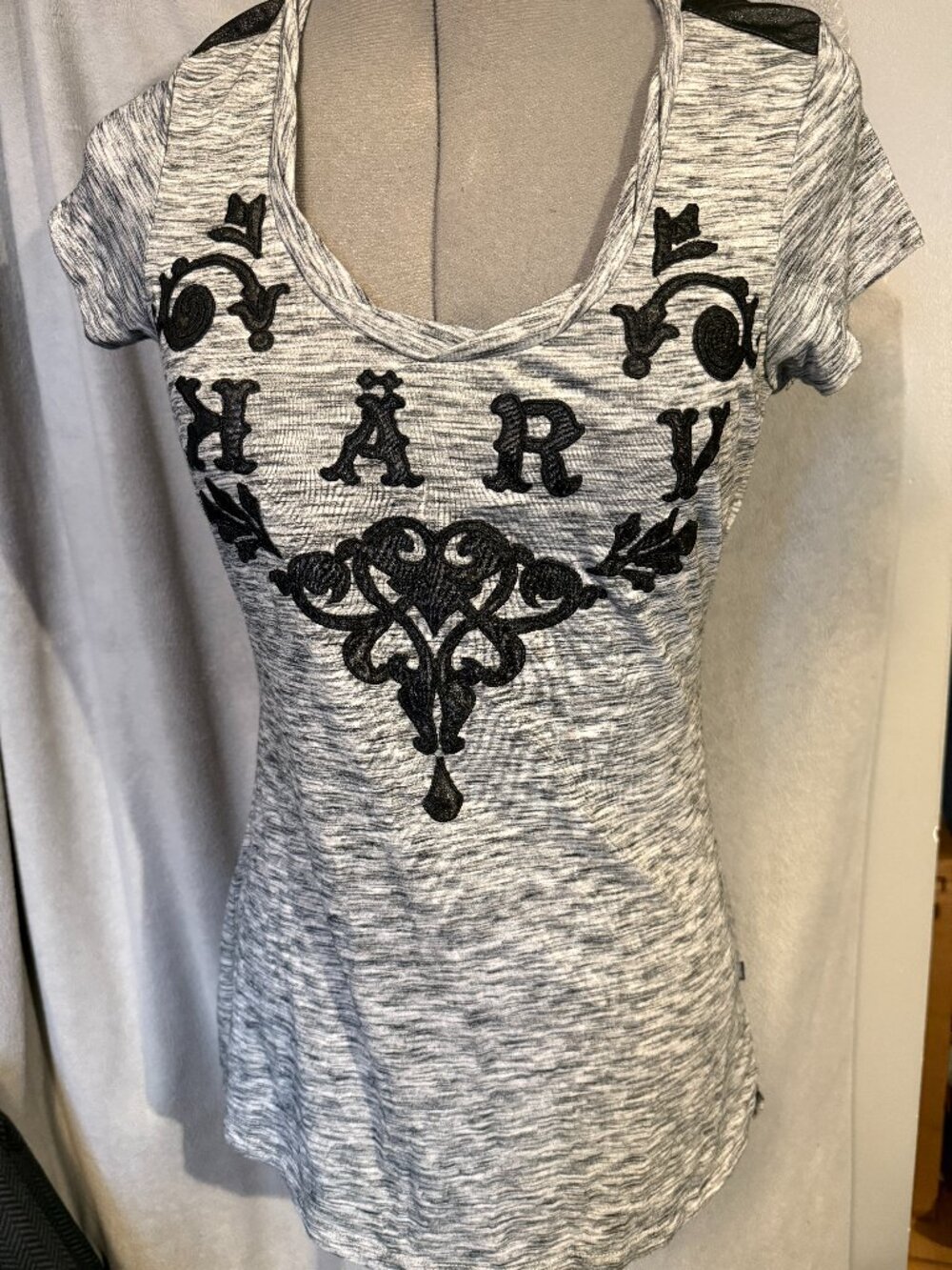 Karv - Grey tshirt with black embroidered detail - Size M